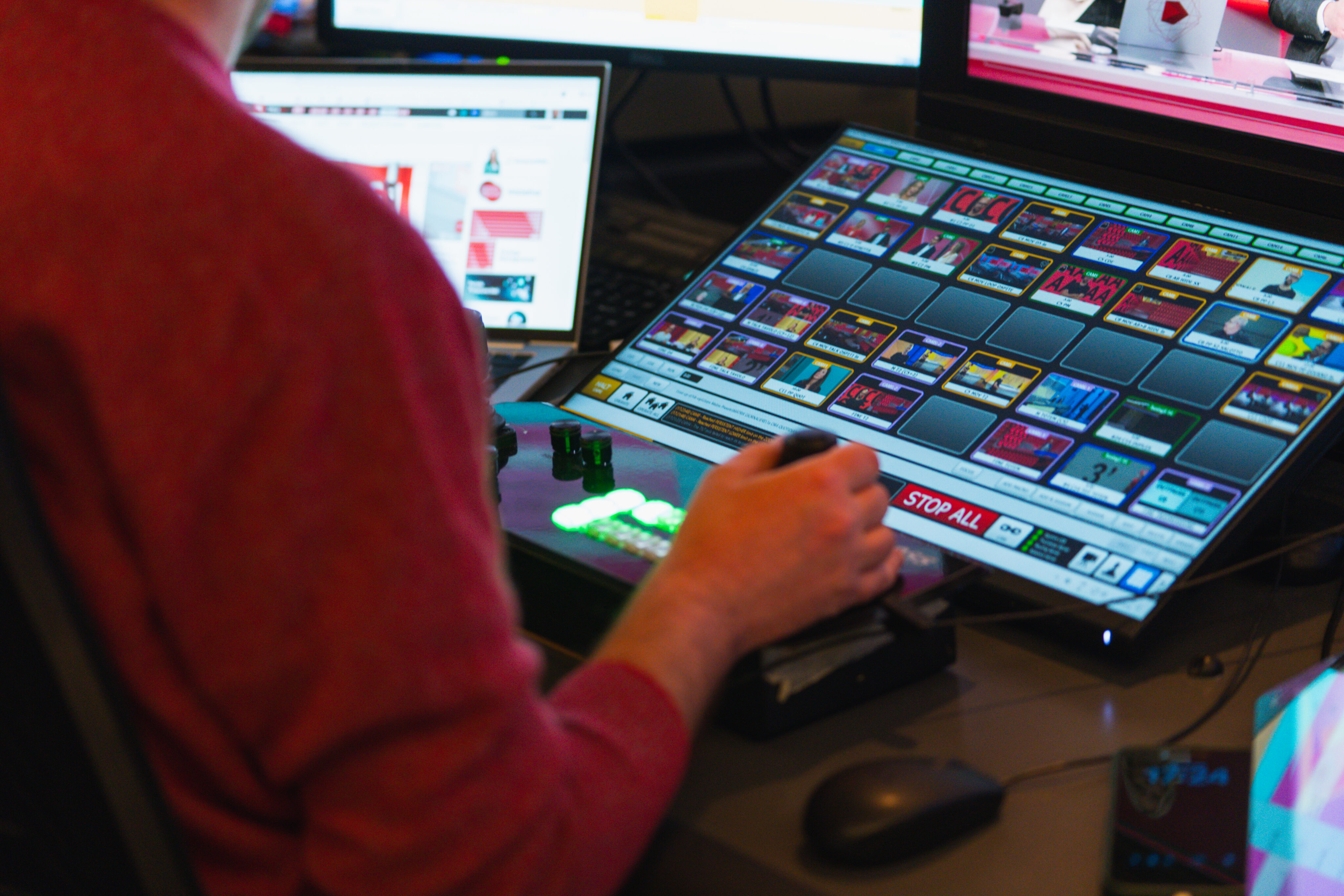 Improve consistency across productions and simplify day-to-day operation. SmartShell gives operators intuitive control while providing engineers with centralized configuration and management tools.